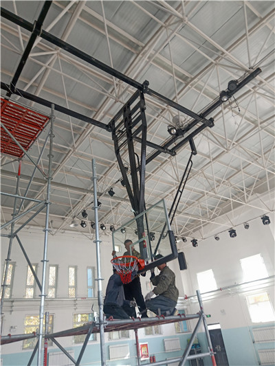 新疆石河子十八中學(xué)安裝室內(nèi)懸掛式電動(dòng)籃球架